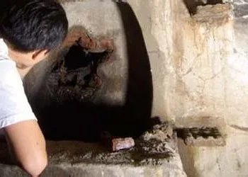 下水道内惊现棺材 打开轰动全城（组图）