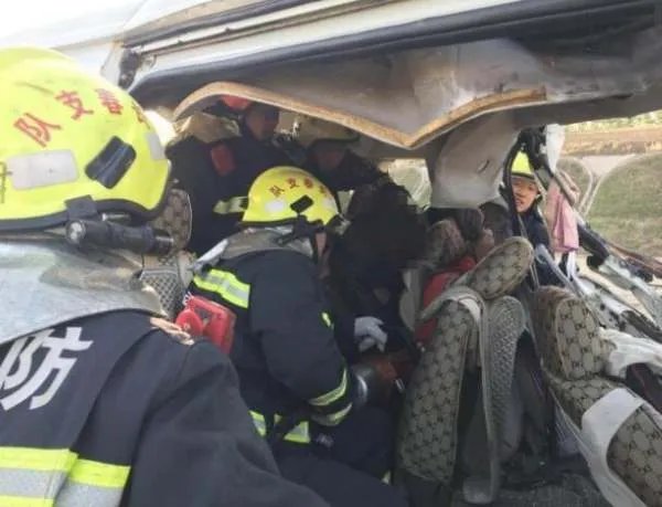 吉林2辆货车相撞致18人死亡,该起事故到底是谁的责任?