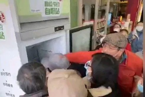 上海首家肯德基食物银行遭哄抢,所谓的食物银行究竟是什么?