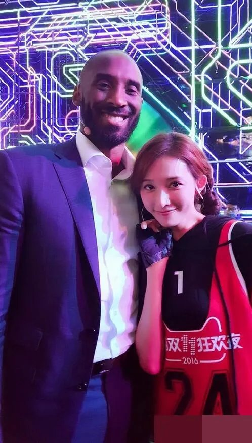 林志玲合影科比 这次终于不用担心身高压制啦