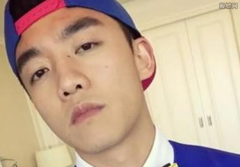 郑恺在马路上与大爷写毛笔字 郑恺为新戏做足了准备