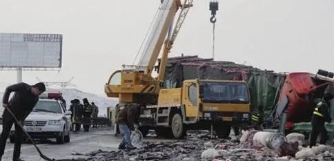 车侧翻鱼儿遭哄抢是怎么回事？