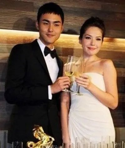 阮经天前女友唯美:露肩粉红色裙更微露事业线(图)