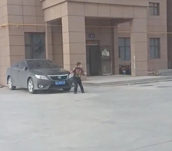 新疆小孩出门被大风刮跑是怎么回事 新疆小孩出门被大风刮跑的原因是什么