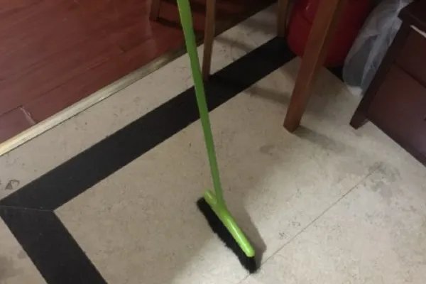 美国nasa立扫把挑战是真的吗?地心引力最小让扫把立起来是假的!