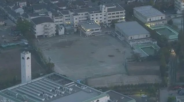 美国军机弹药箱砸中学校了吗?