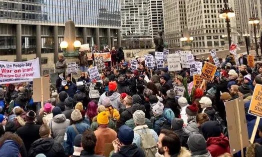 纽约民众抬棺到州长办公室，这是为了抗议什么？