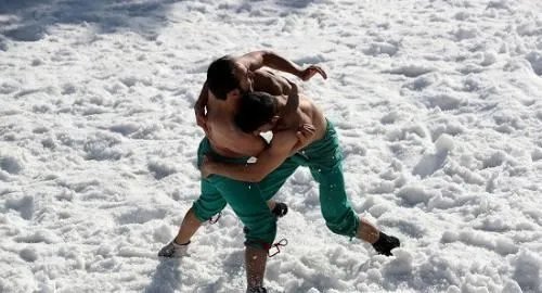 土耳其雪地摔跤比赛是怎样的?