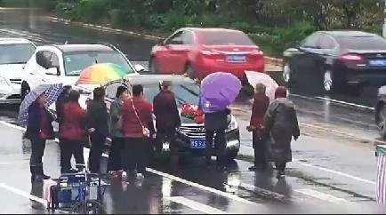 关于河南大爷大妈国庆组团拦婚车一事，你有何看法？