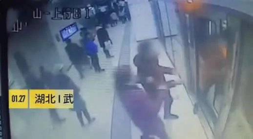 夫妻拦屏蔽门被拘什么情况：事件真相经过令人震惊