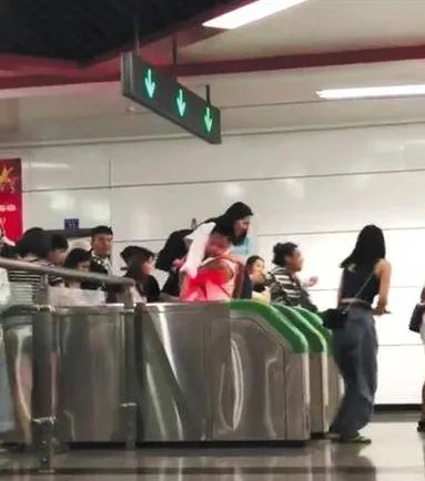 乘客集体跳闸“逃票”事情的真相是什么？