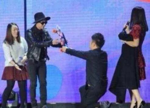 张艺兴跪下是什么情况？