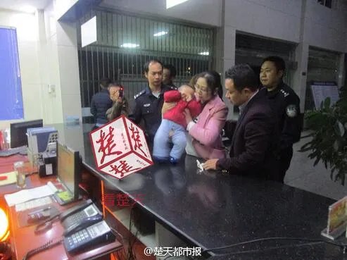 不孕女服务员抱走男婴 只为讨男友欢心