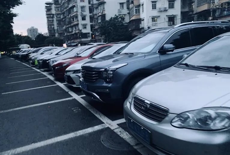 4小孩划花小区40多台车 家长认为物业有责任