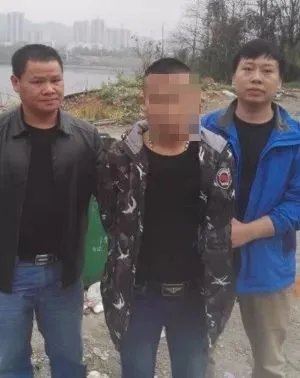 女子半夜惊醒发现床边站着两男人干什么的？