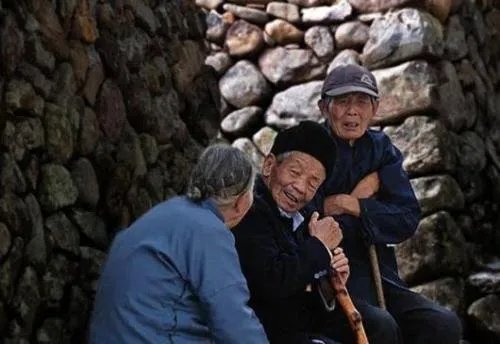 孙子给奶奶的电话贴满亲人照片,他为什么要这么做?