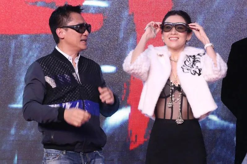 章子怡透视内衣引关注：皮草外套内搭透视内衣