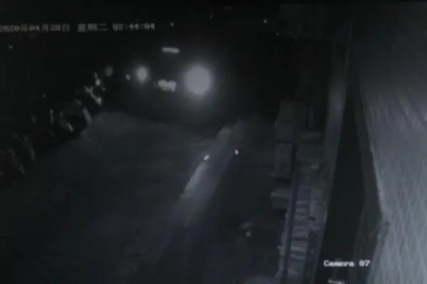 逃犯自首求先领证结婚，该名逃犯有什么违法行为？