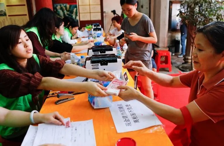 1200万现金堆墙 奖励每人2万元现场画面曝光