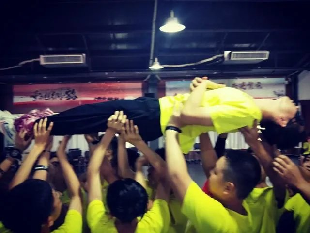 孩子人来疯该怎么办呀？