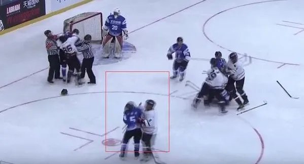 为什么英达儿子被打?