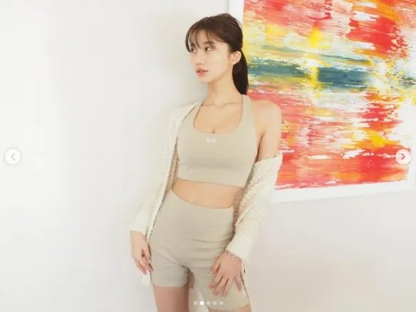 纤细腰枝却有惊人上围！日本人气美女小仓优香美图！