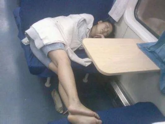 火车上美女豪放睡姿:太诱惑（组图）