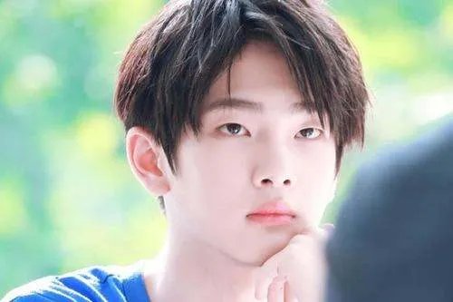 周震南c位出道有家人投资的原因吗？