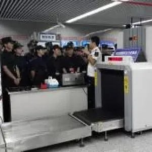 地铁安检员怼问路乘客被停职,为何网友觉得太轻了?