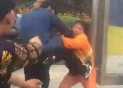 男子为何殴打女环卫工？