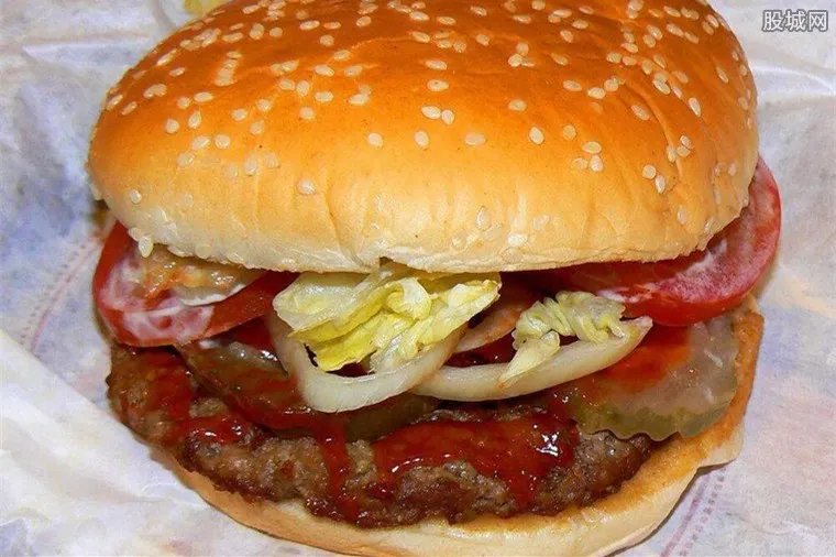 麦当劳汉堡吃出蛆 顾客看见蠕动的蛆当场吐了