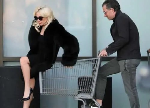 Lady Gaga取消婚约钻戒消失：原因真相是什么揭晓