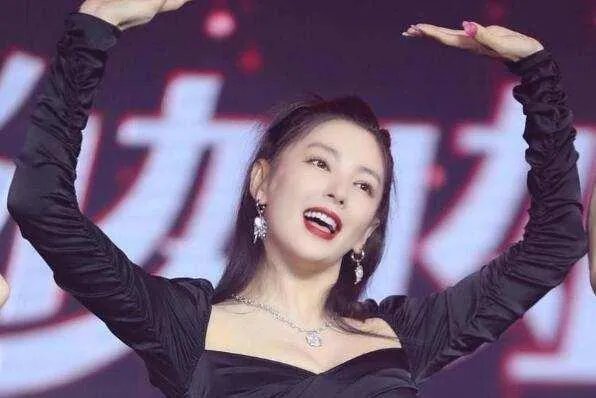 2021年央视春晚明星阵容曝光，肖战万茜名列其中，你最期待谁？