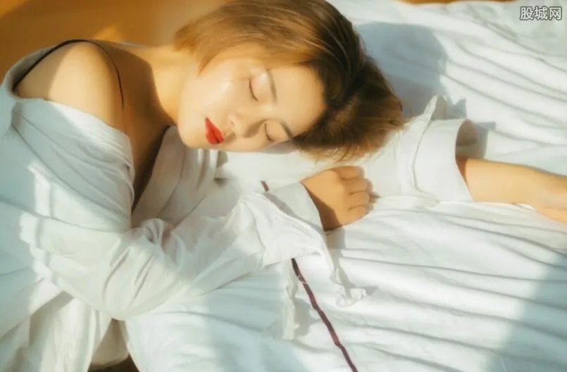 女网红直播时猝死 痛苦惨死在观众面前竟无人救