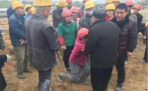 农民工下跪求活干 哭求让他们干活养家糊口
