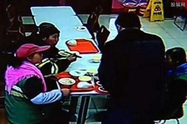 小伙给工人加菜 自费给陌生人加菜令人感动