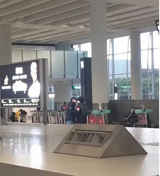 王菲和谢霆锋在哪个机场热吻？