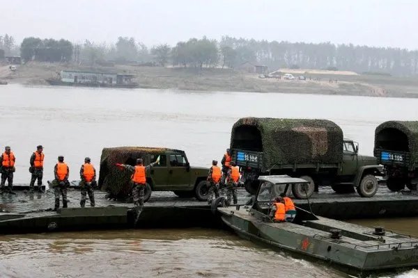 舟桥部队35分钟在黄河飞架浮桥，野战桥有哪些通行限制？