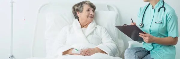 请人照顾瘫痪老人多少钱一天