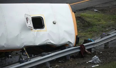 美国校车卡车相撞有人员伤亡吗?