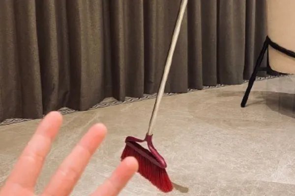 美国nasa立扫把挑战是真的吗?地心引力最小让扫把立起来是假的!