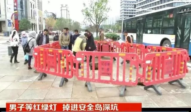 南昌市民等绿灯时,路面塌陷掉了下去,怎么看?