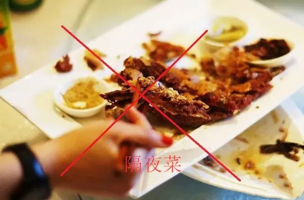31岁小伙疑因吃隔夜菜失明瘫痪,为何总有人不在乎吃剩菜?