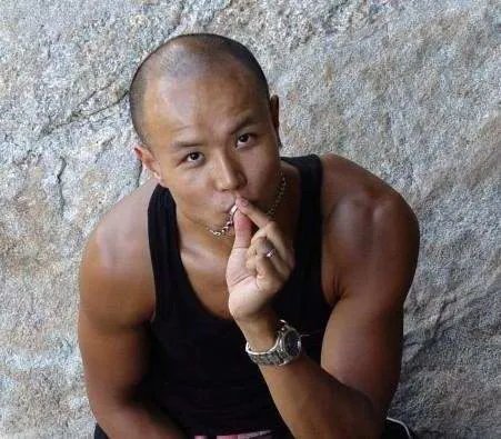 网友赞叹乐嘉身材 穿紧身衣静心参禅