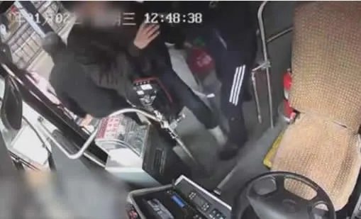 公交司机被扇耳光具体怎么回事:公交司机被扇耳光详情