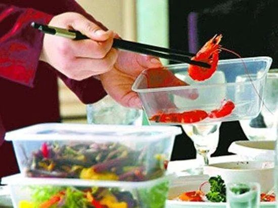 31岁小伙疑因吃隔夜菜失明瘫痪,为何总有人不在乎吃剩菜?