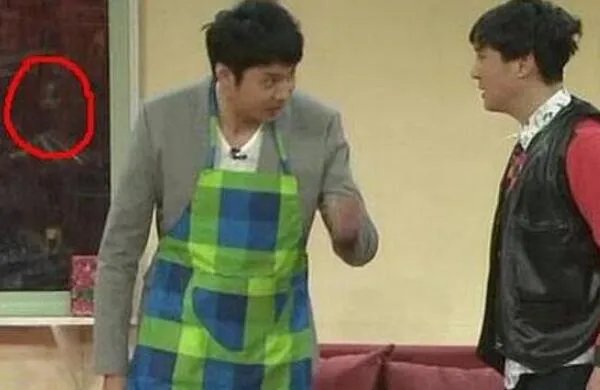 2014春晚恐怖事件 白衣女孩上镜14次/玻璃出现神秘鬼脸