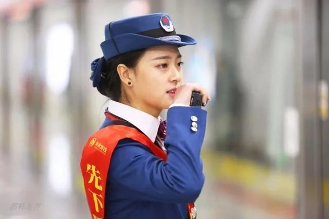 杭州地铁女神成网红,你怎么看?