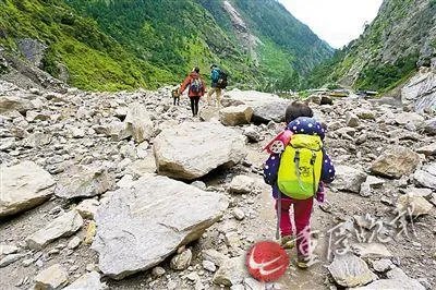 女童随父母游中国 1岁半开始徒步旅行
