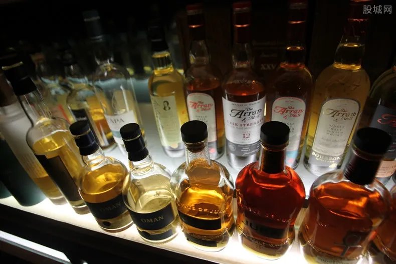 男子开装甲车偷酒 世界上最贵的酒有哪些